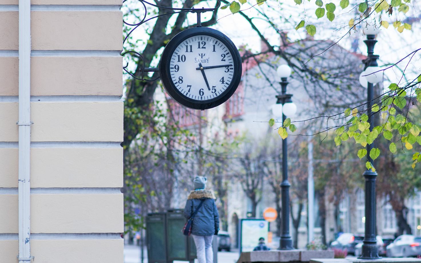 A clock on Mere puiestee in Tallinn.