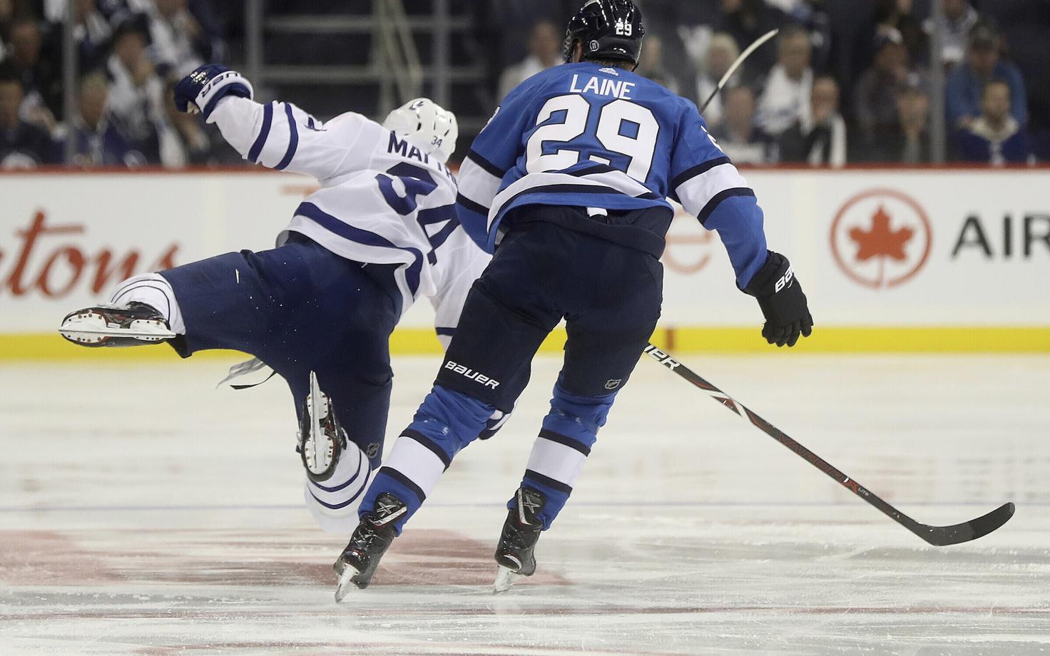 Auston Matthews (vasakul)