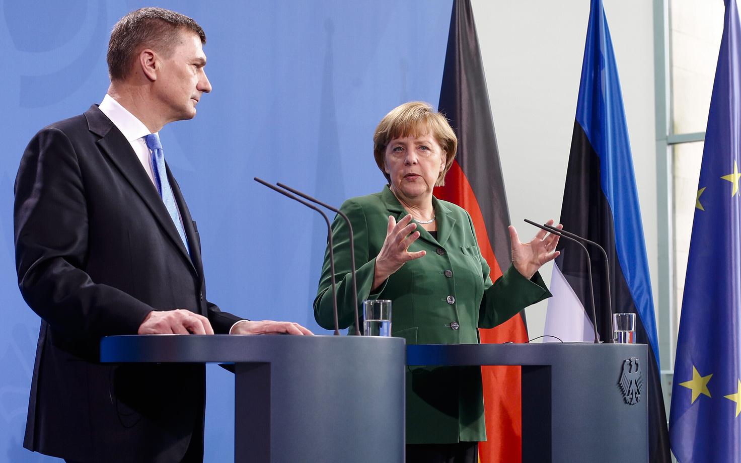 Андрус ансип и Ангела Меркель в 2013 году в Берлине.