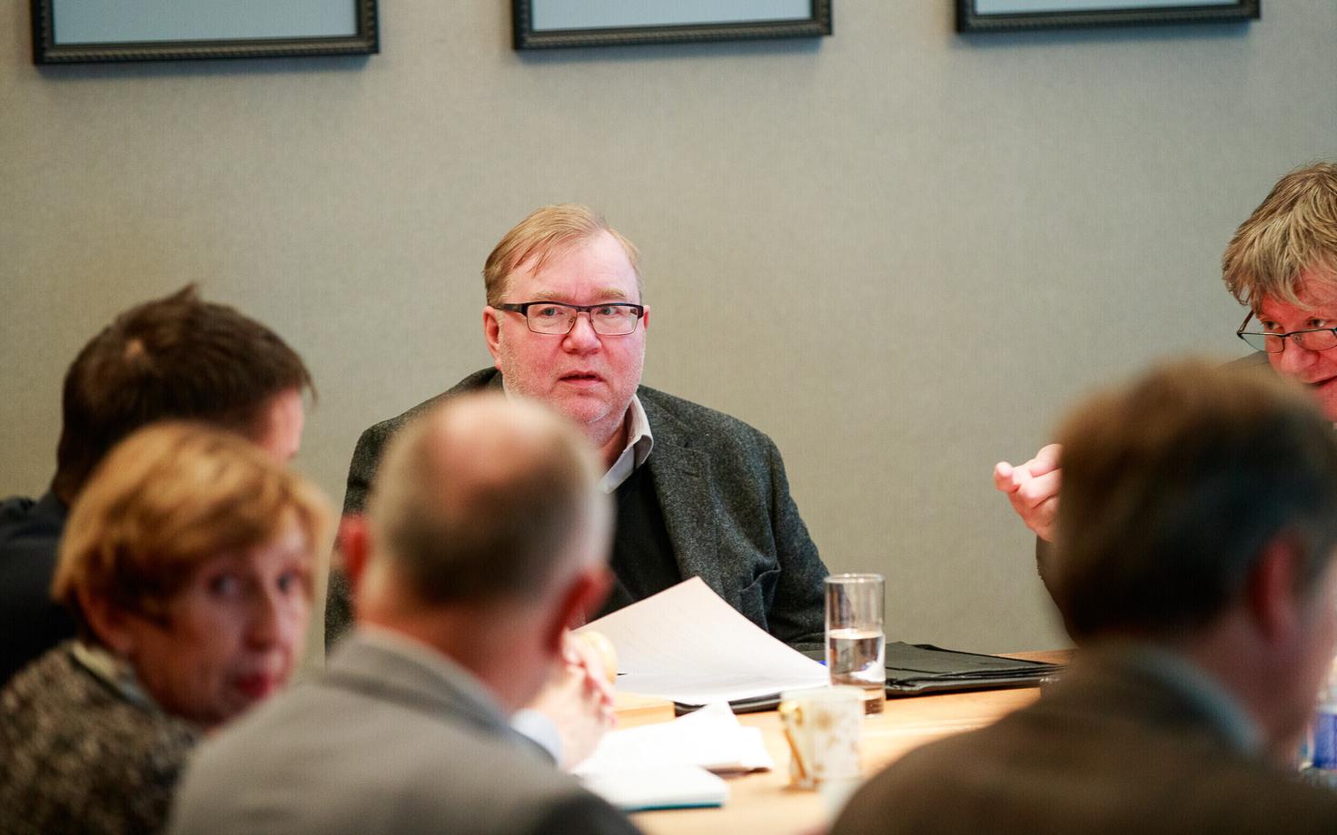 Mart Laar Eesti Panga nõukogu juhatamas.