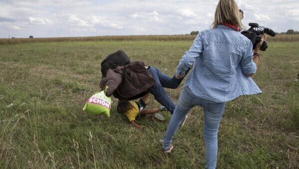 Журналист Петра Ласло сбила с ног бежавшего с ребенком на руках мигранта.