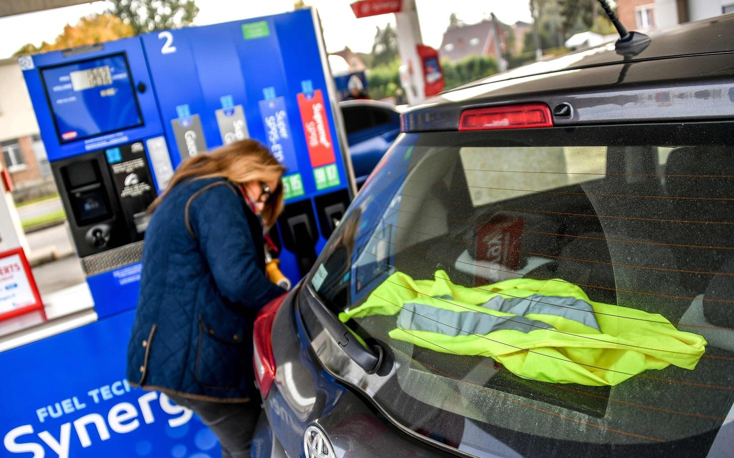 Prantsuse juhi auto tagaaknal olev kollane vest on selles riigis laialt levinud protestimärk kõrgete kütusehindade vastu.