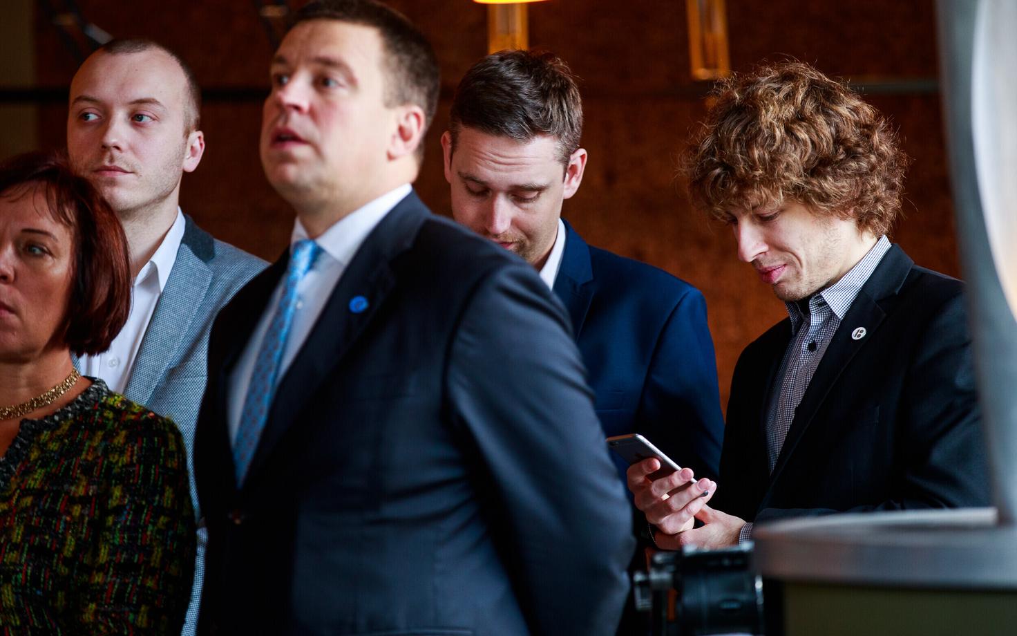 Премьер-министр Юри Ратас и руководитель бюро премьер-министра Танел Кийк .