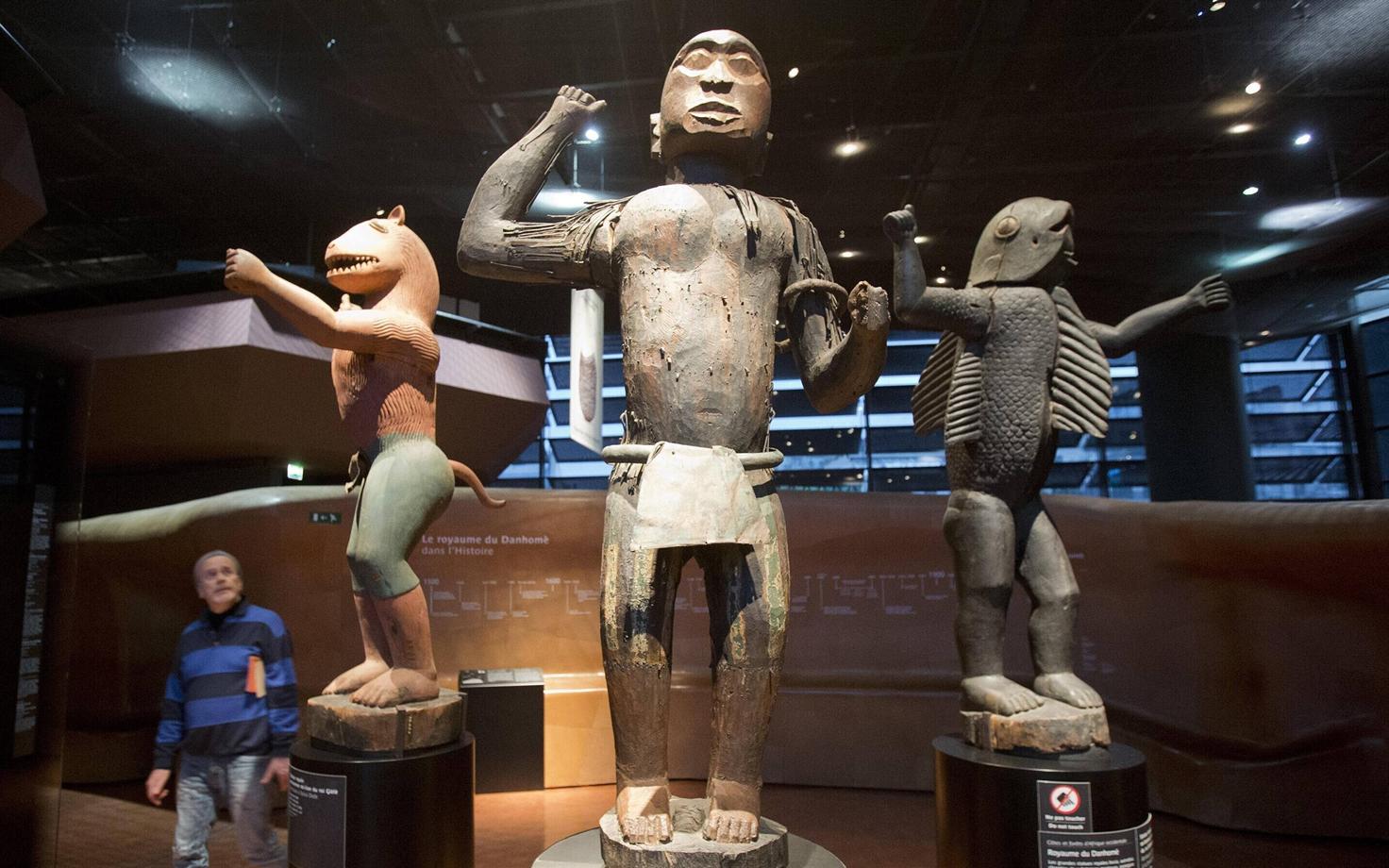 Skulptuurid kunagise Dahomey kuningriigi pealinna Abomey paleest Pariisi muuseumis.