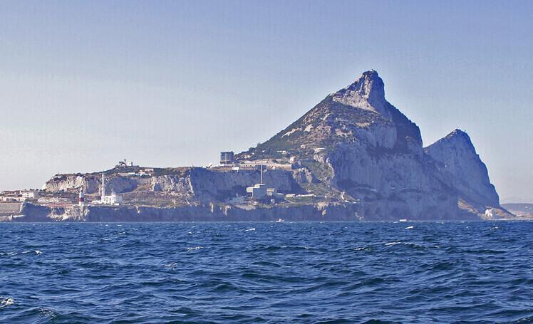Гибралтарская скала возвышается над разделяющим Европу и Африку проливом.