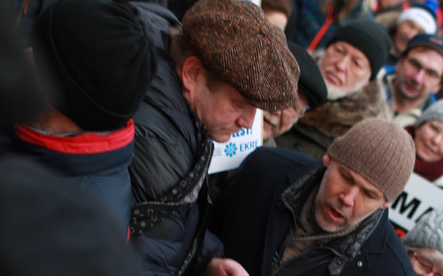 Индреку Таранду (справа) пришлось давать отпор участникам пикета.