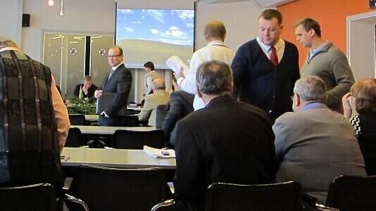 Владимир Изотов (в жилетке и галстуке).