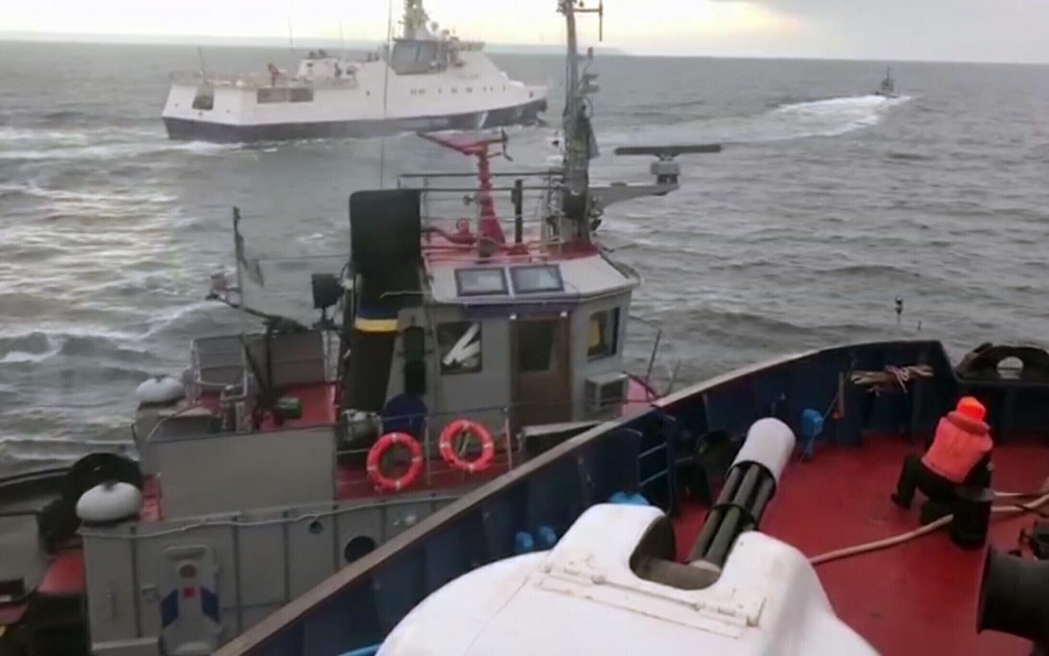 Vene piirivalvelaev Kertši väina juures Ukraina puksiiri rammimas.