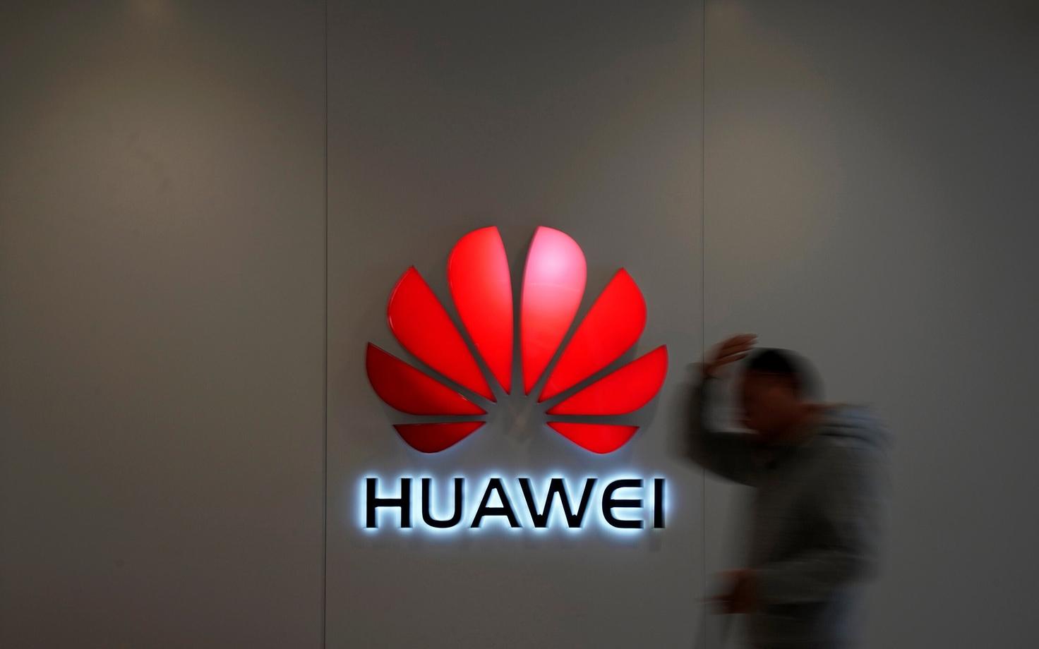 Лого Huawei в торговом центре.