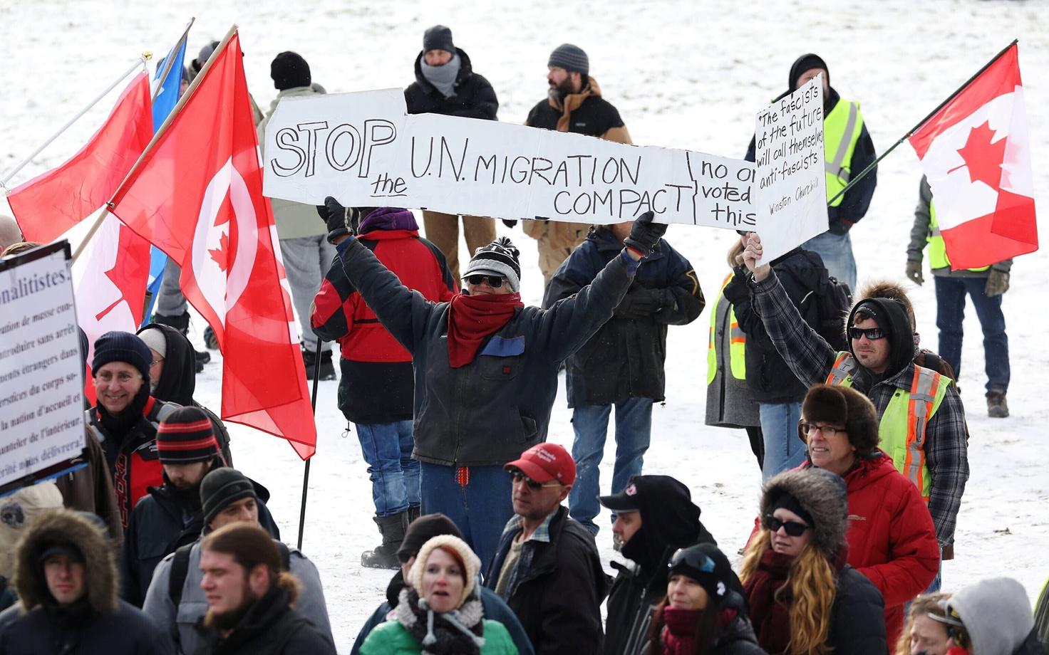 ÜRO ränderaamistiku vastasewd meeleavaldajad Ottawas.