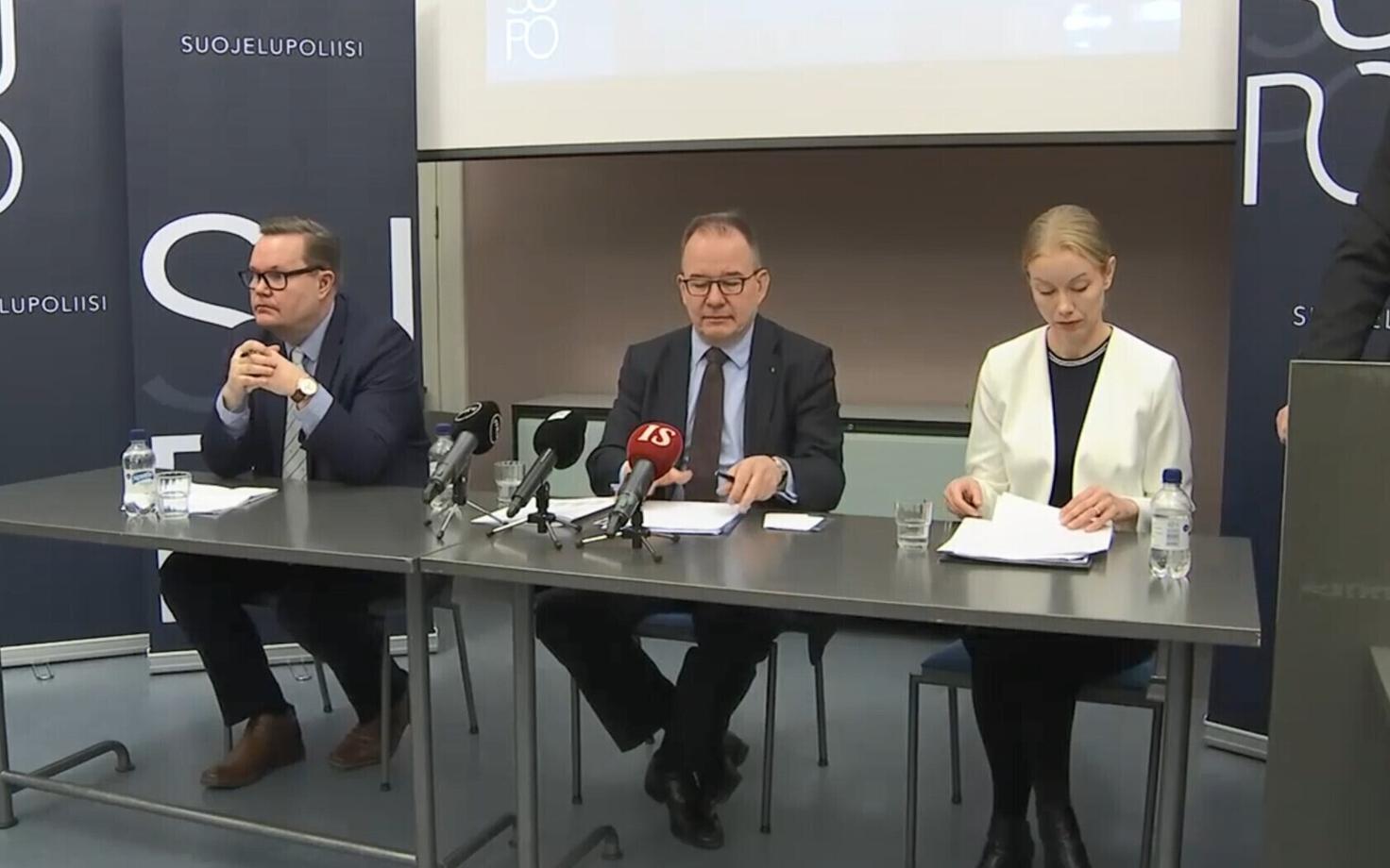 Soome kaitsepolitsei pressikonverents, keskel Supo juht Antti Pelttari.