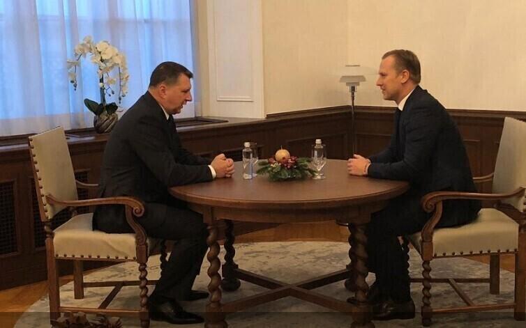 Президент Латвии Раймонд Вейонис (слева) и Алдис Гобземс.