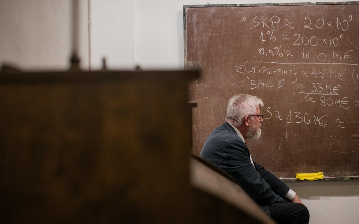 Eesti Teaduste Akadeemia president Tarmo Soomere vaatamas arvutust Eesti teaduse rahastusest.