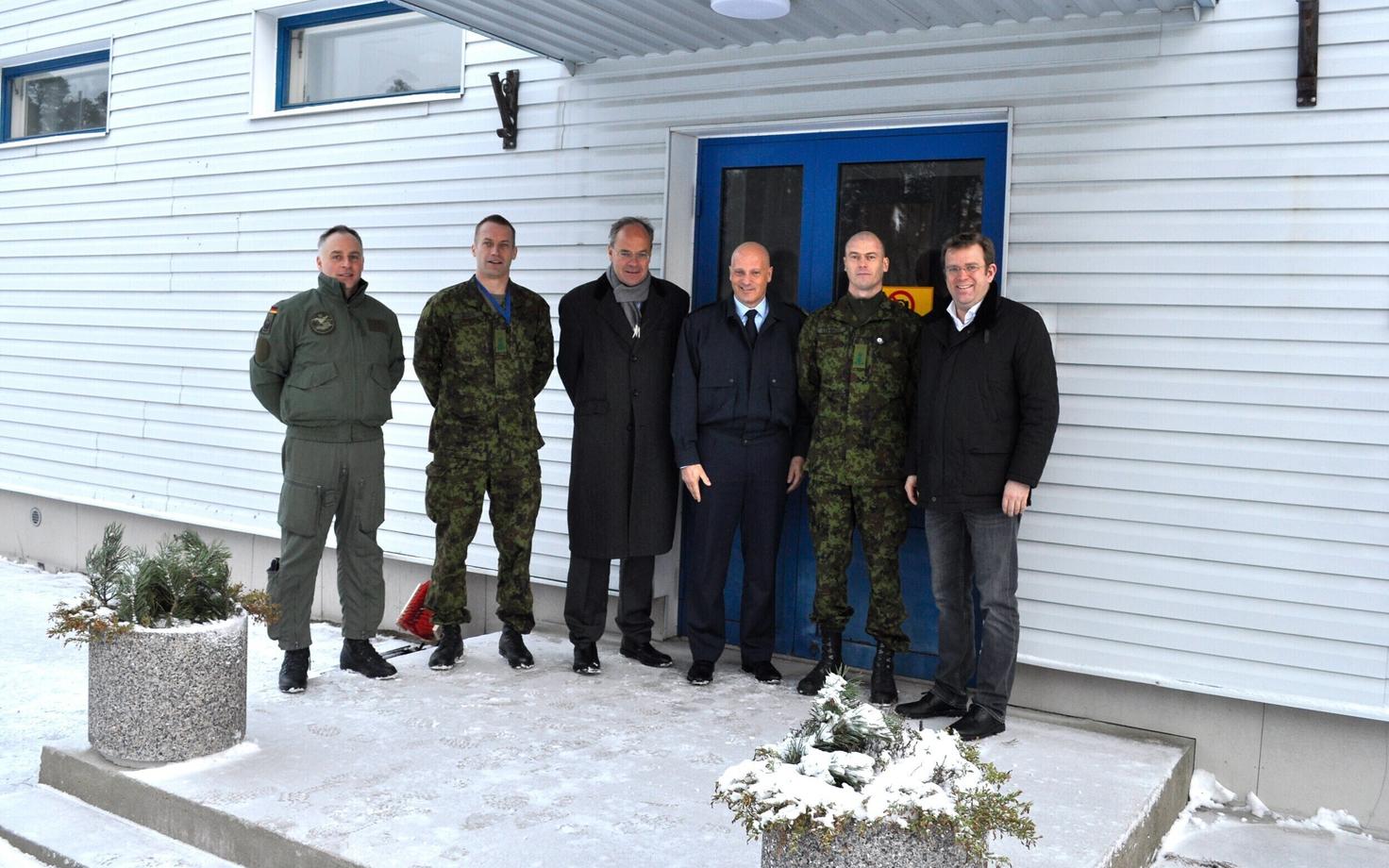 Saksamaa õhuväe ülem Ingo Gerhartz (paremalt kolmas) külastas Ämari lennubaasi.