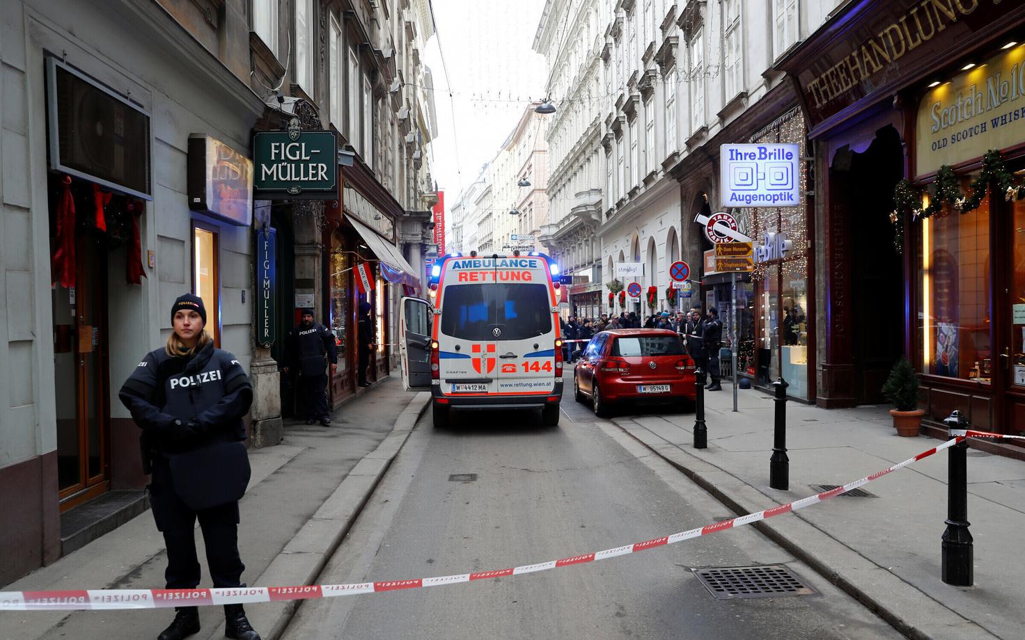 Полиция и скорая помощь на месте происшествия.