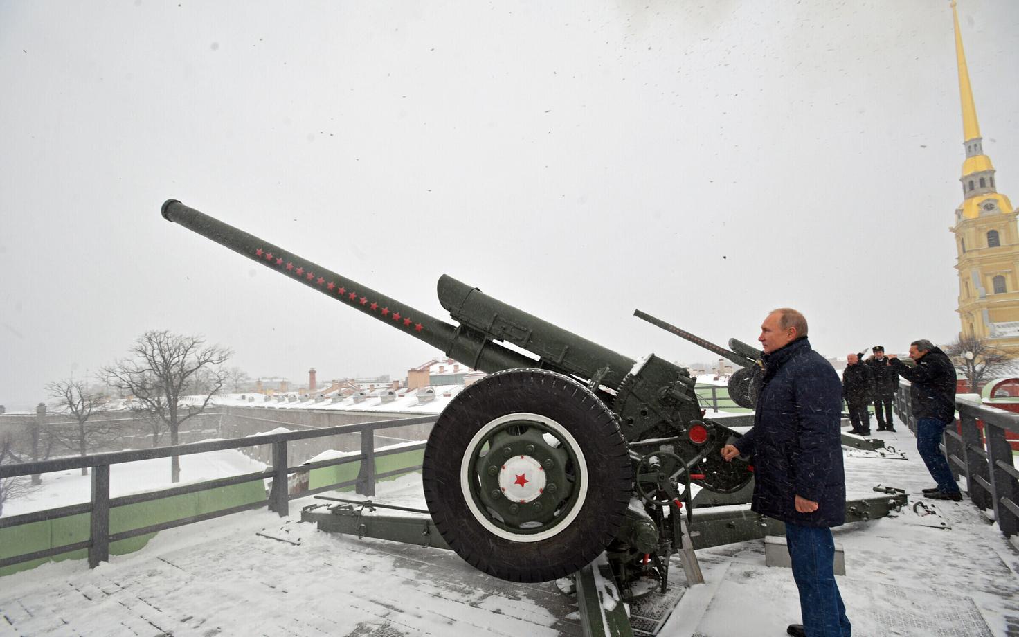Venemaa president Vladimir Putin Peterburis suurtükki laskmas.