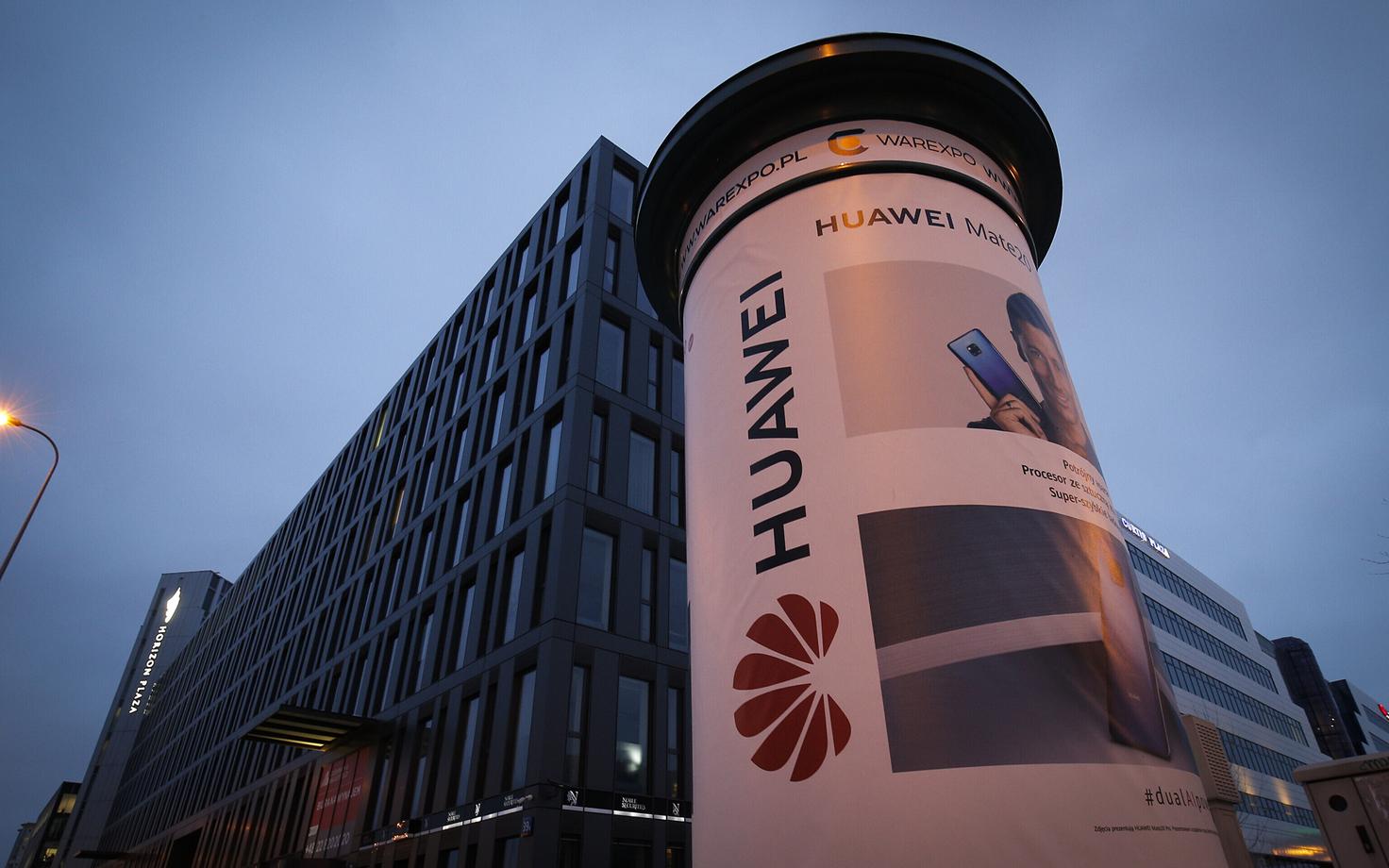 Рекламный плакат Huawei в Варшаве.