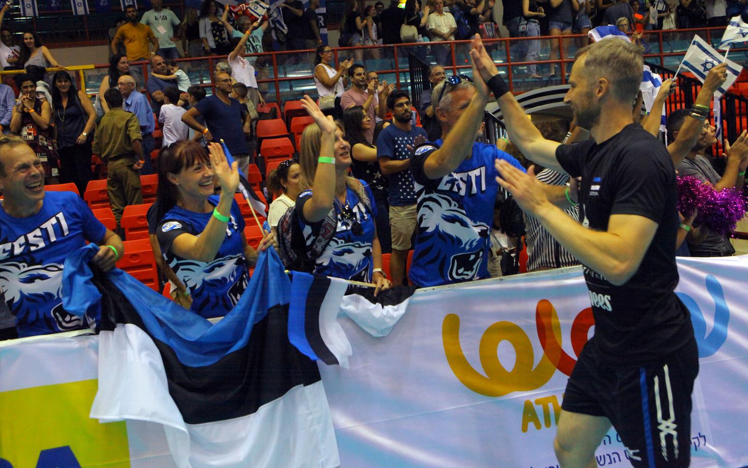 Капитан сборной Эстонии по волейболу Керт Тообал отмечает успех с болельщиками.