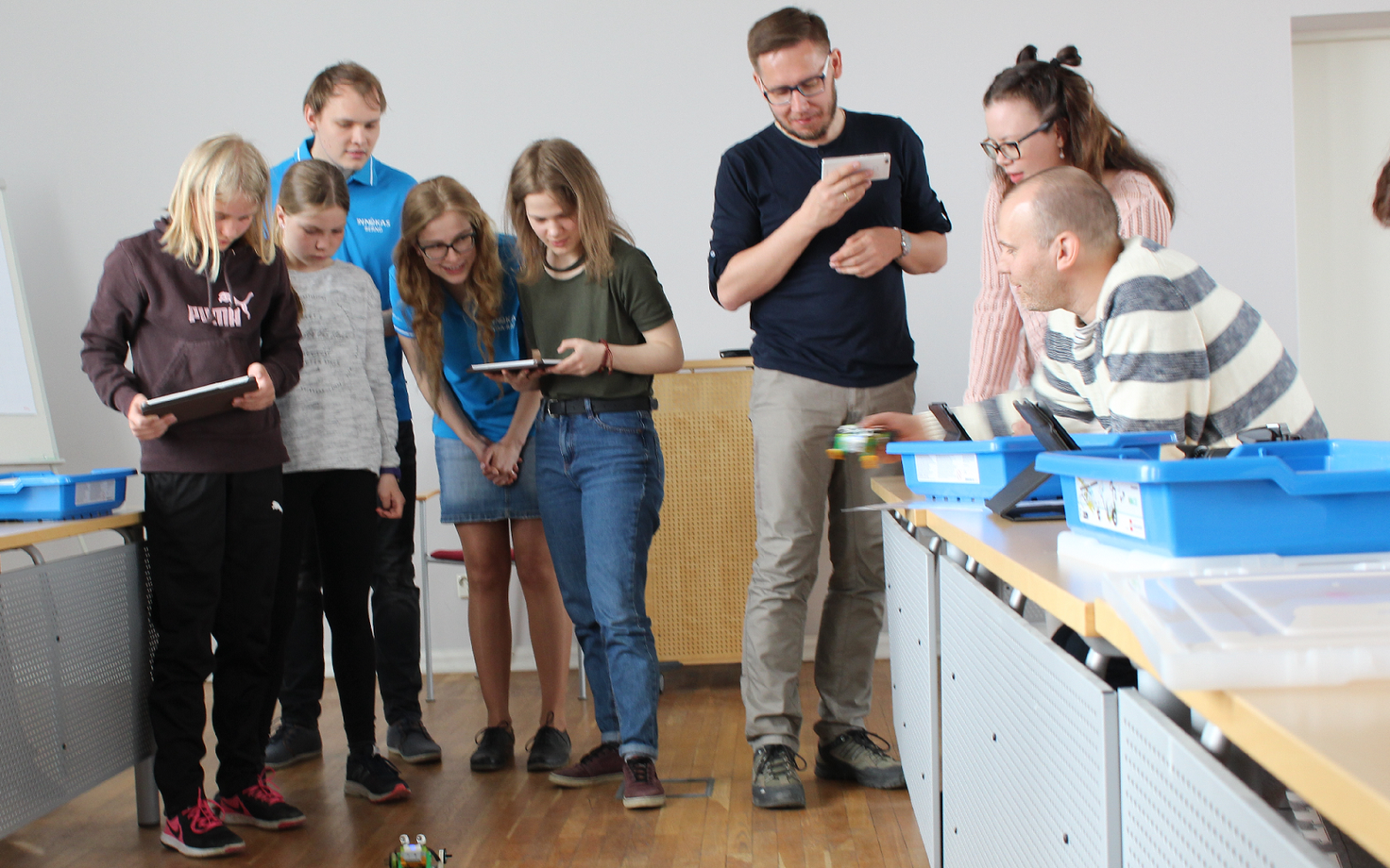 Võrreldes tavalise matemaatika tekstülesandega, sisaldab robomatemaatika tunnis loetav tööjuhis kuni 30 ülesannet, et panna robot mööda joont liikuma.