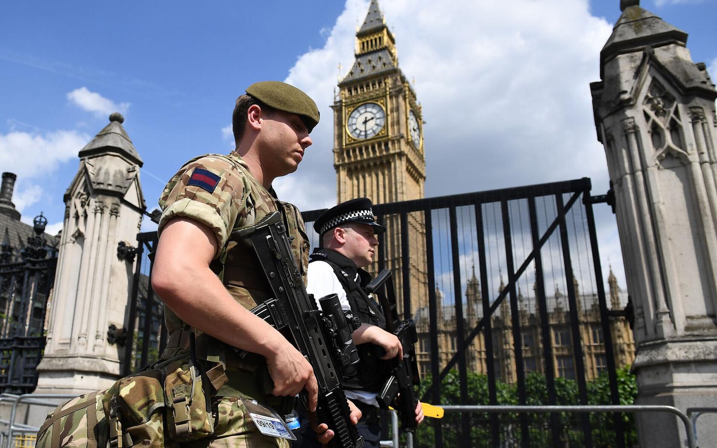 Briti sõdurid Londonis 2017. aastal terrorismivastasel patrullil koos politseiga.