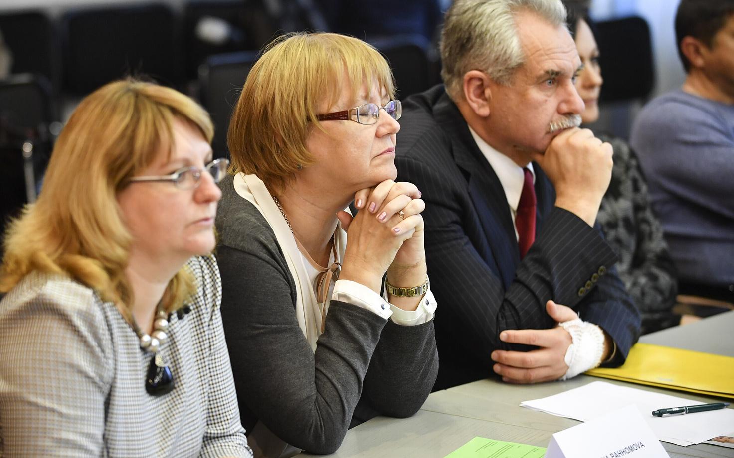 Депутаты правящей фракции.