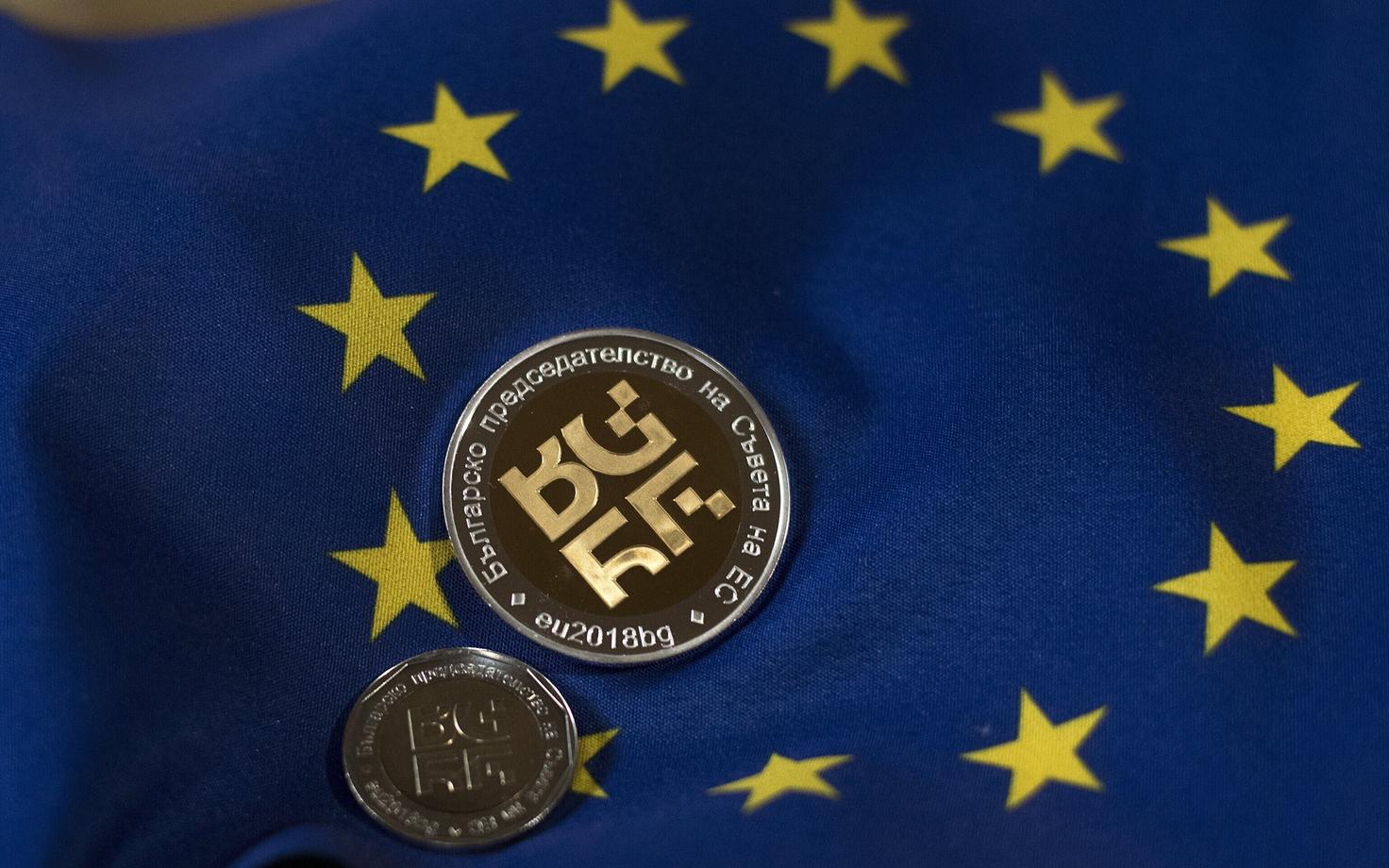 Bulgaaria EL-i eesistumise erimünt EL-i lipu taustal.