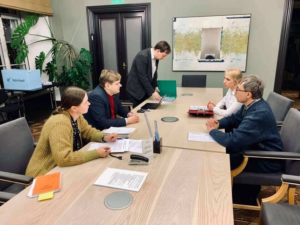 Члены ОЛПЭ передают списки кандидатов Центральной избирательной комиссии.