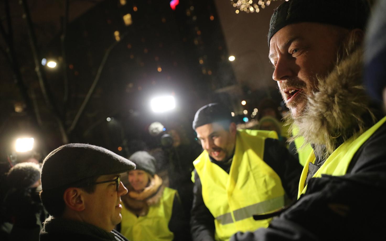 Artur Talvik protestimas telemaja ees.