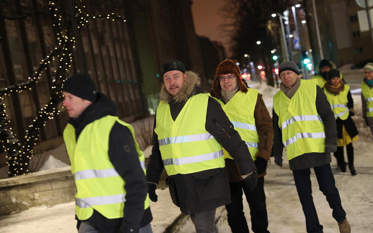 Artur Talvik protestib telemaja ees.