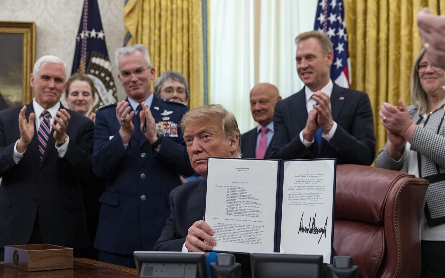 President Donald Trump kosmoseväge puudutavat dokumenti allkirjastamas.