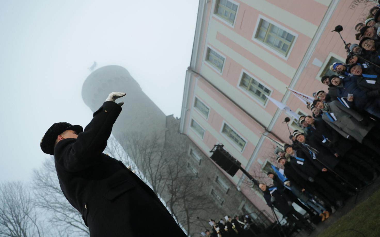 Поднятие государственного флага на башне Длинный Герман.