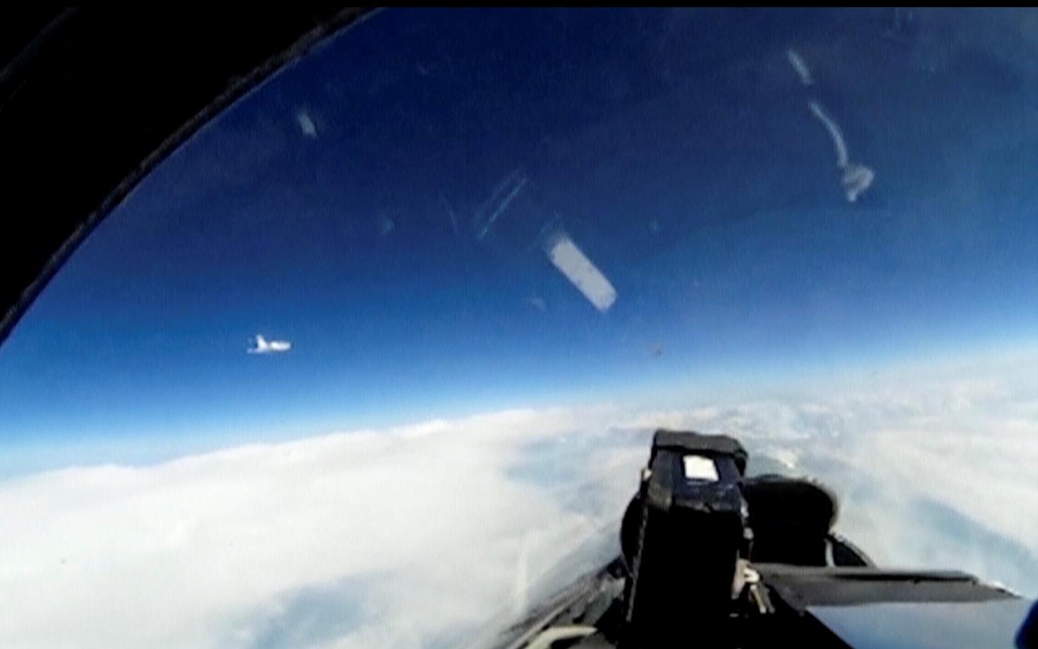 Kuvatõmmis Vene kaitseministeeriumi videost, mis on filmitud Vene lennukist Su-27 ja millel on näha Rootsi luurelennukit.