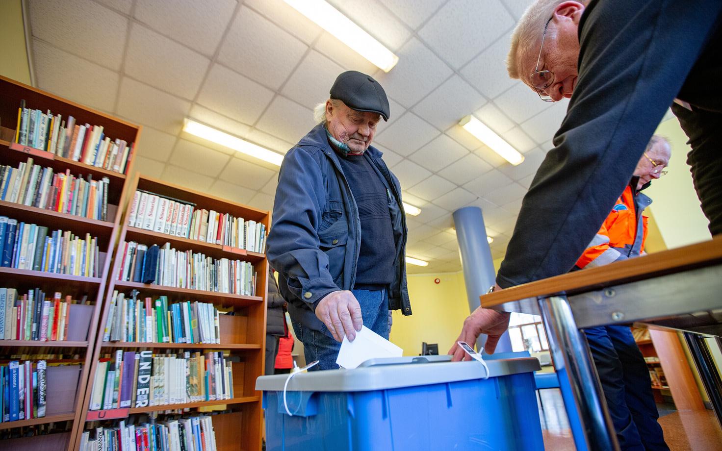 Despite the increasing popularity of online voting, tens of thousands still chose to vote early in person this year.