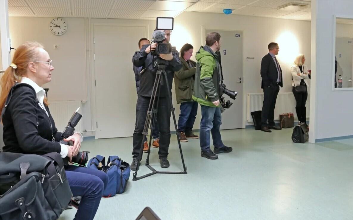 Ajakirjanikud teisipäeval Oulu kohtuhoones.