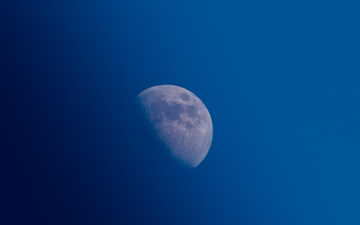 Maast umbes 60 000 kilomeetri kaugusel on kuupsentimeetris keskmiselt 70 vesinikuaatomit.