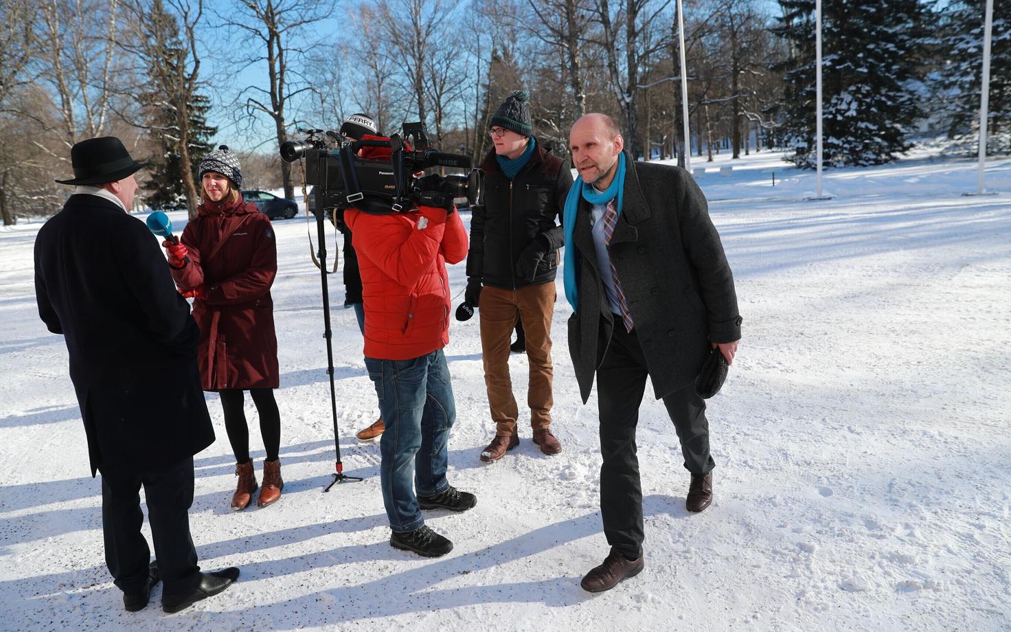 Хелир-Валдор Сеэдер обещает разговаривать со всеми.