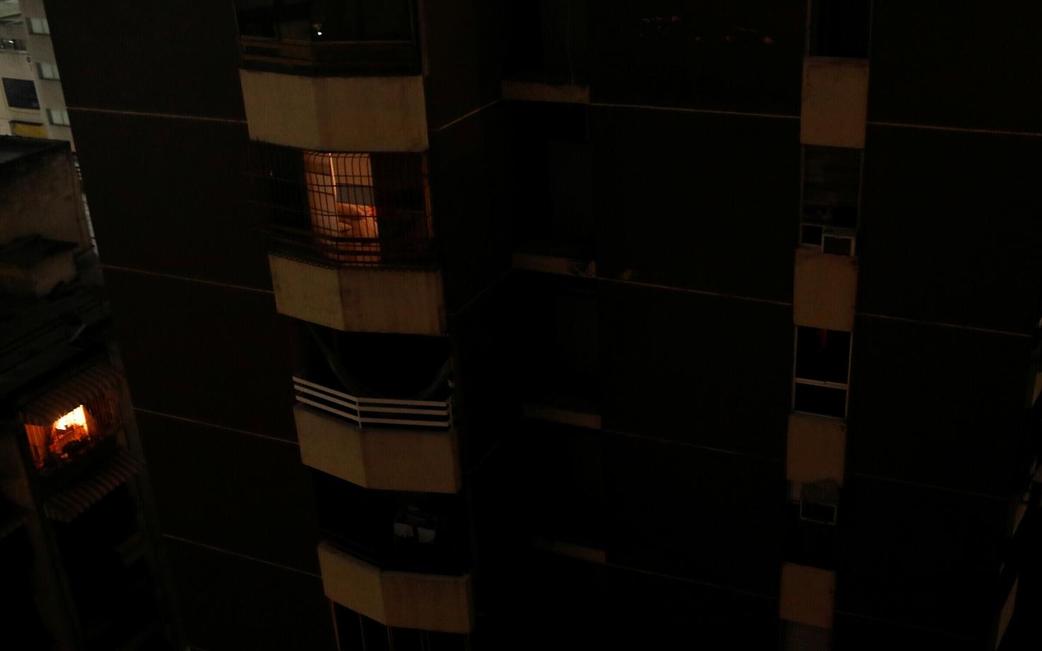 В 20 штатах Венесуэлы вторые сутки нет электричества.