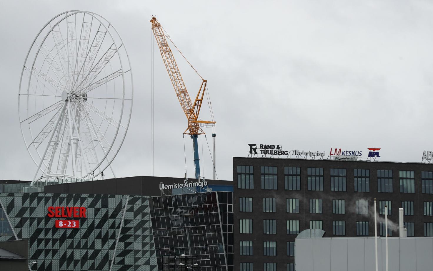 Установка колеса идет полным ходом.