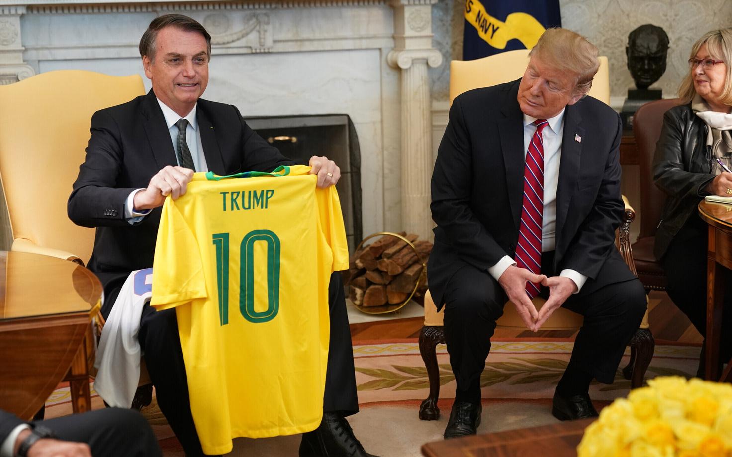 Bolsonaro Valges Majas kinikimas Trumpile Brasiilia vutikoondise nimelist särki.