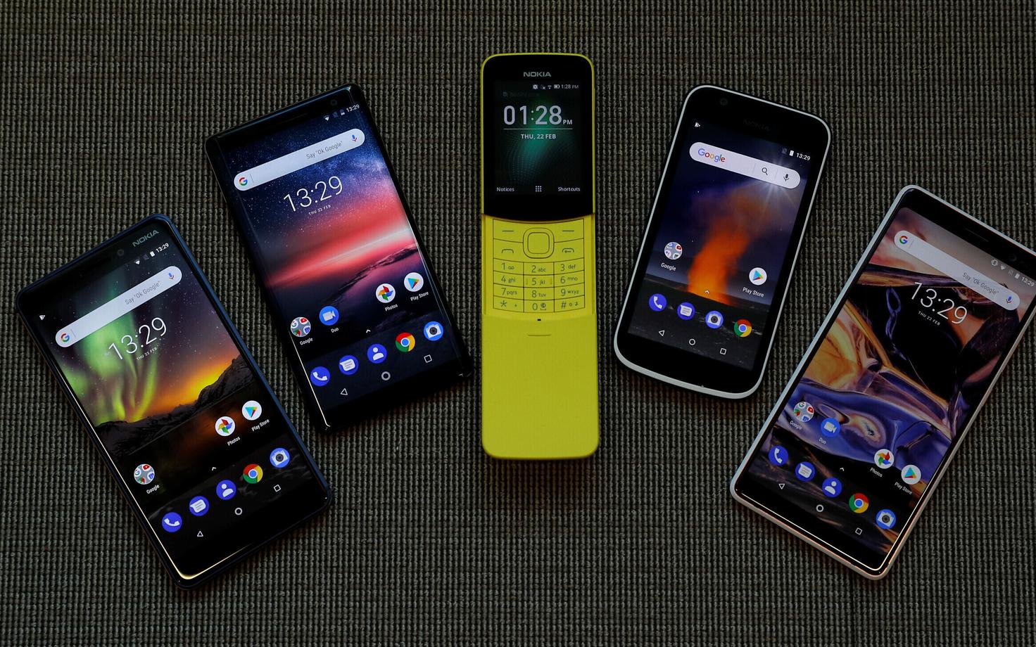 Nokia 7 Plus (kõige parempoolsem).