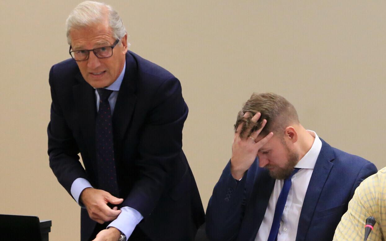 Артем Суворов (справа) со своим адвокатом.