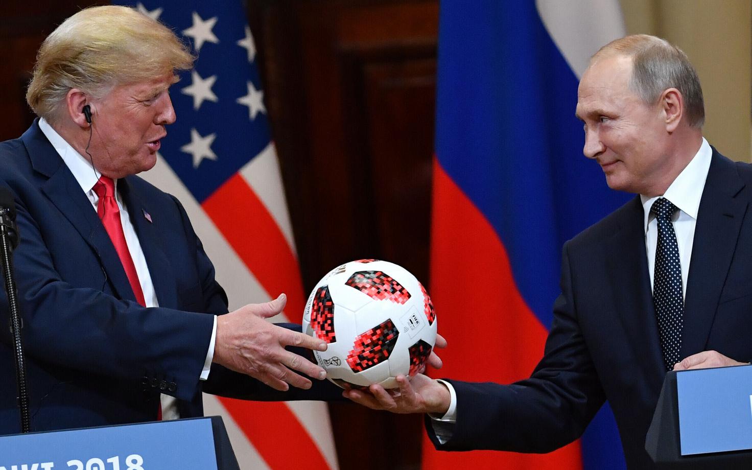 Putin kinkimas Trumpile jalgpalli-MM-i ametlikku palli.