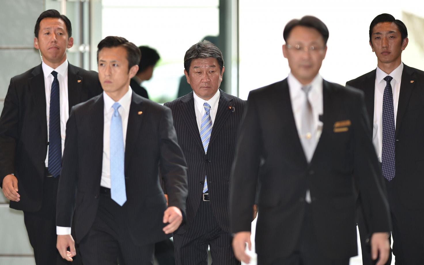 Jaapani majandusminister Toshimitsu Motegi (keskel).