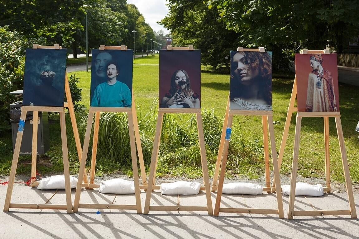 Уличная фотовыставка на площади Пельгулинна в 2018 году.