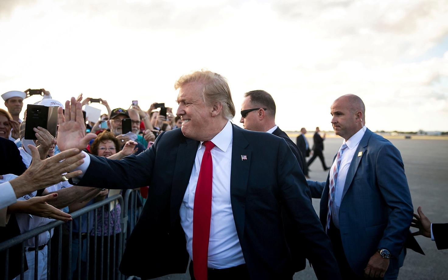 Lihavõttepühadeks Floridasse saabunud Donald Trump Palm Beachi lennujaamas toetajaid tervitamas.