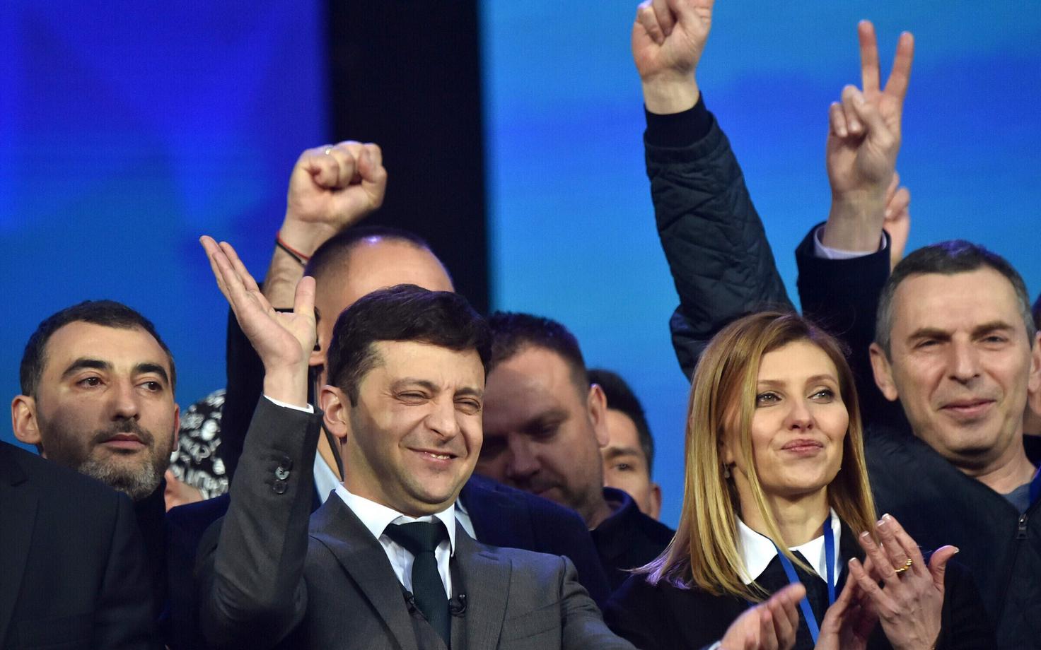 Кандидат в президенты Украины Владимир Зеленский и его жена Елена на дебатах с действующим президентом Петром Порошенко.