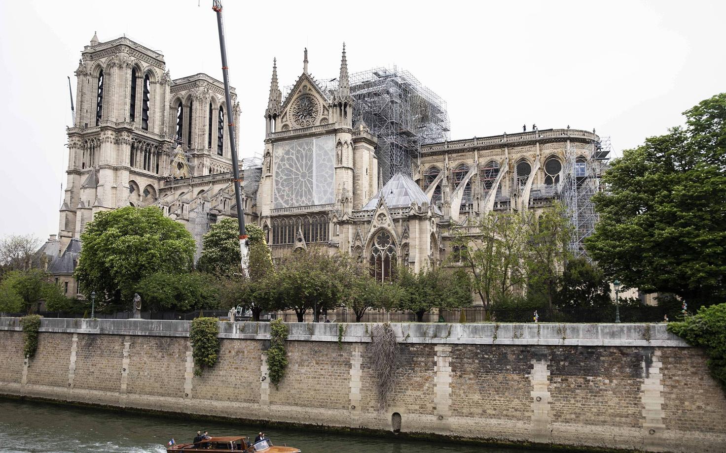 Jumalaema kirikule püütakse enne vihma paigaldada kaitsvad presendid.