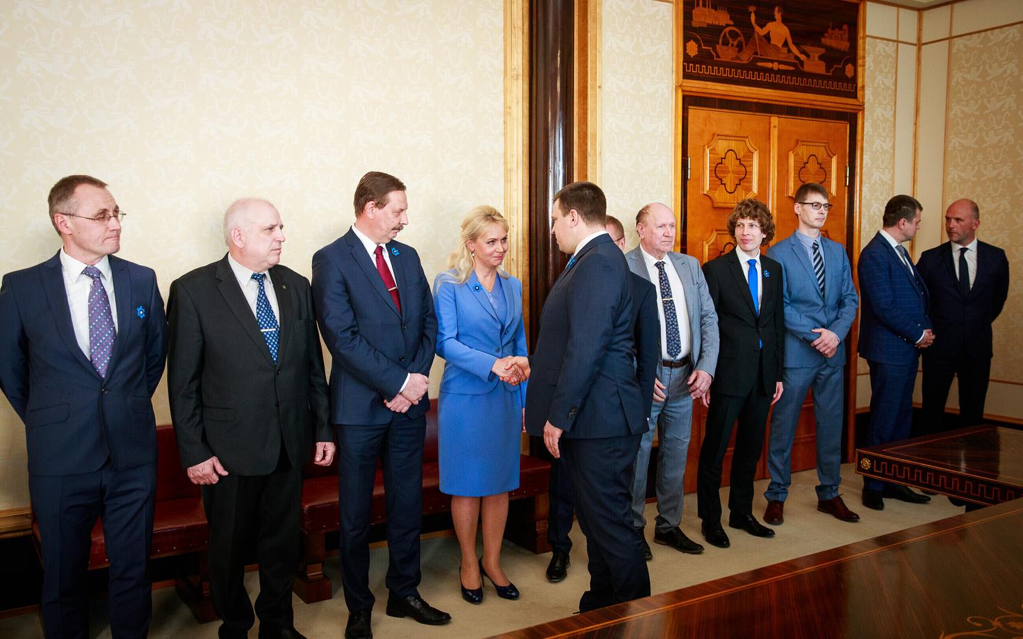 Президент Керсти Кальюлайд утвердила новое правительство Юри Ратаса в должности.