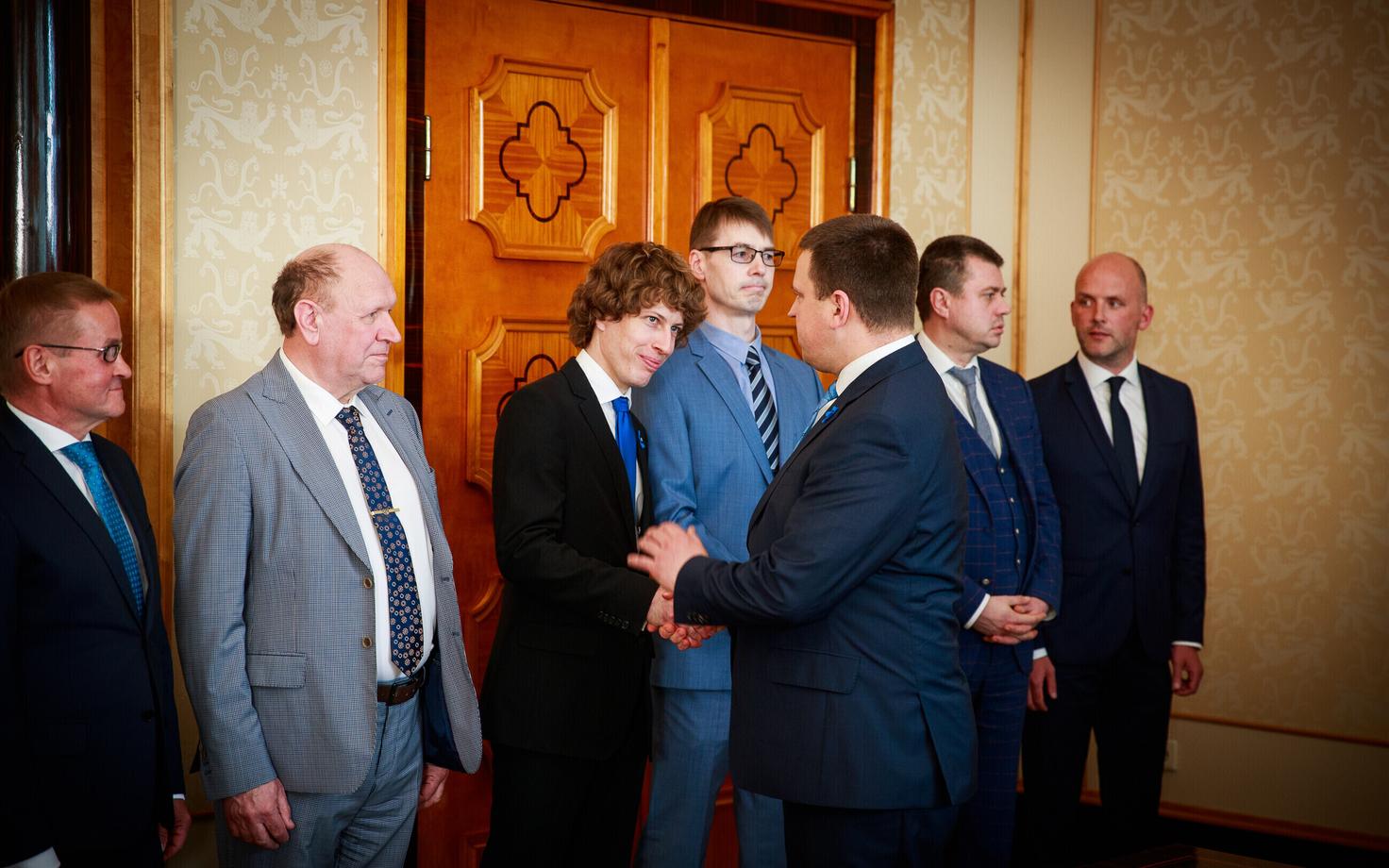 Uue valitsuse ministrid Kadriorus: Paremalt kolmas Marti Kuusik