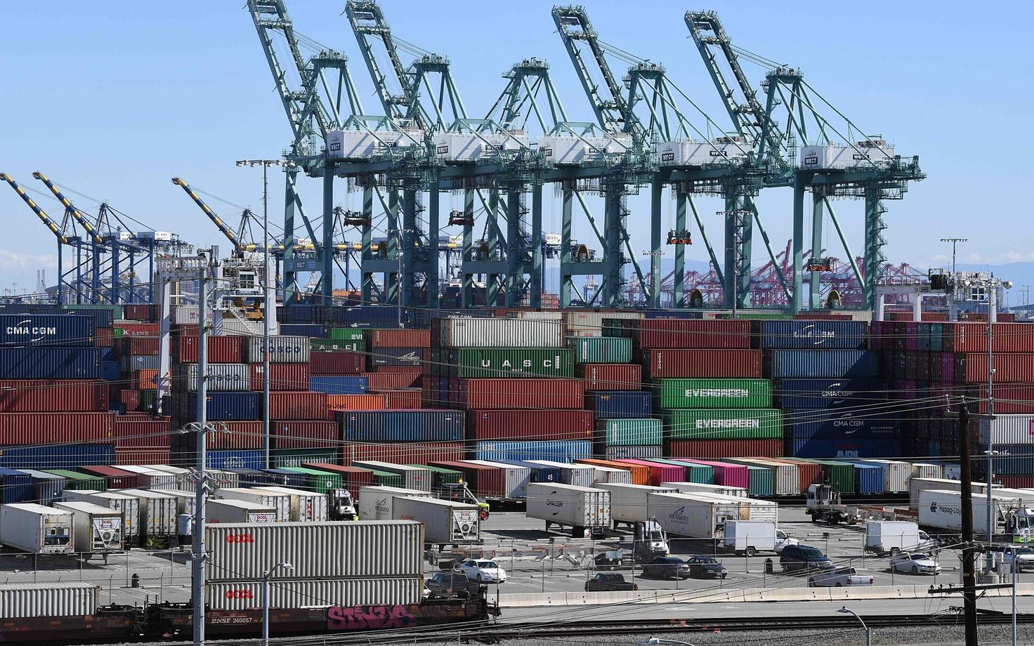 Kaubakonteinerid Long Beachi sadamas USA-s.